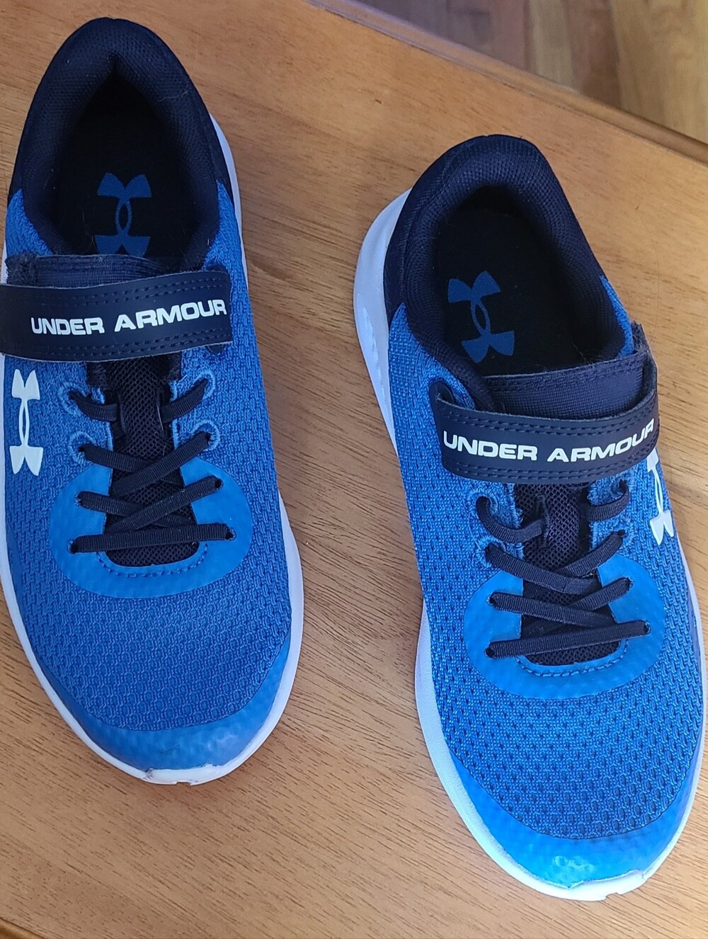 EUC Under Armour Kids Boys'  size 3Y Running Shoes
